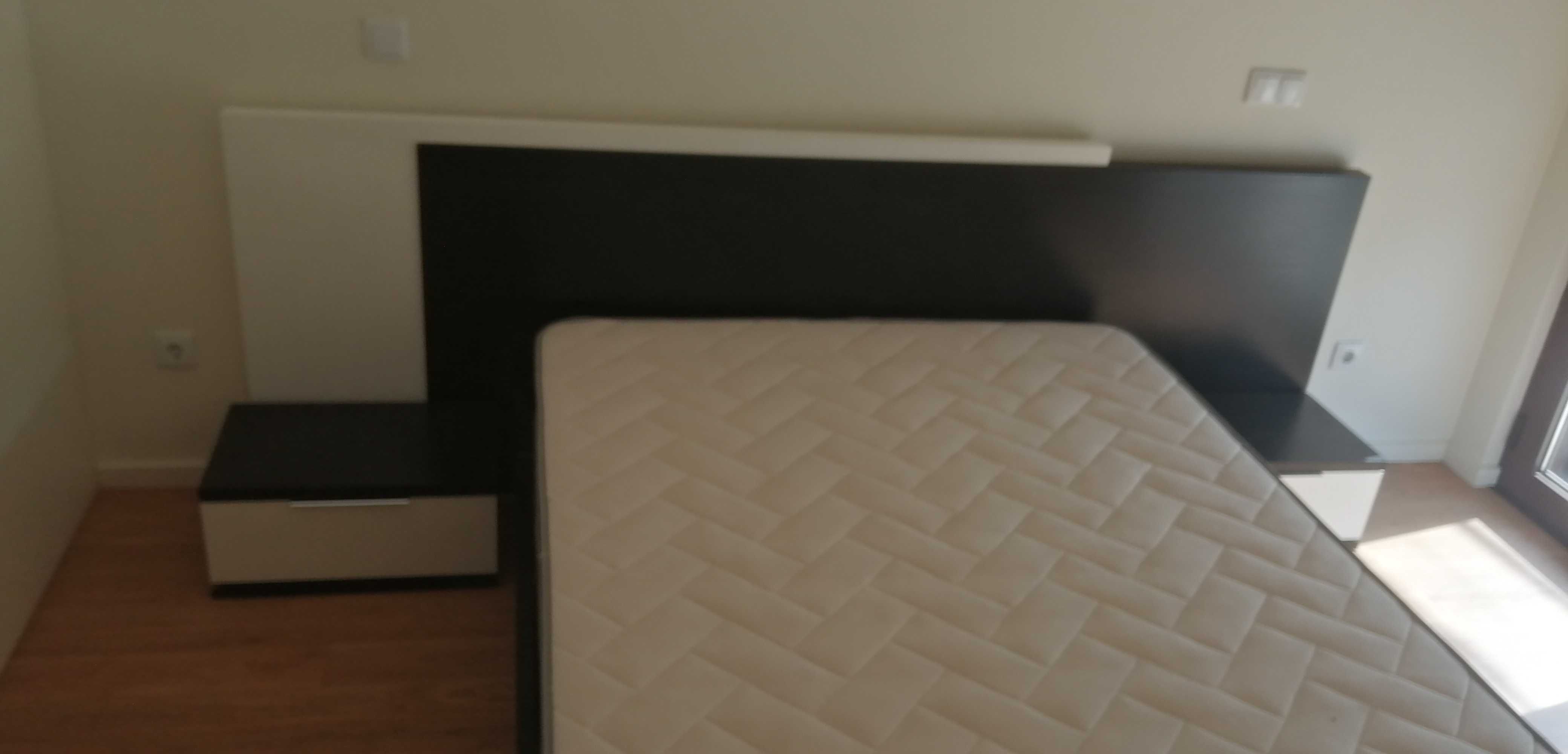 cama de casal e móvel