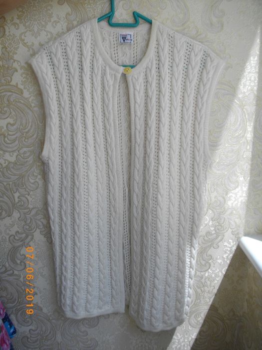 Вязаный жилет