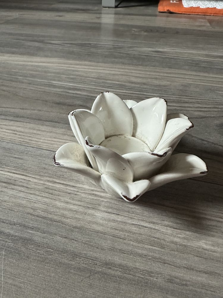 Swiecznik na T-light kwiatek lilia ceramiczna