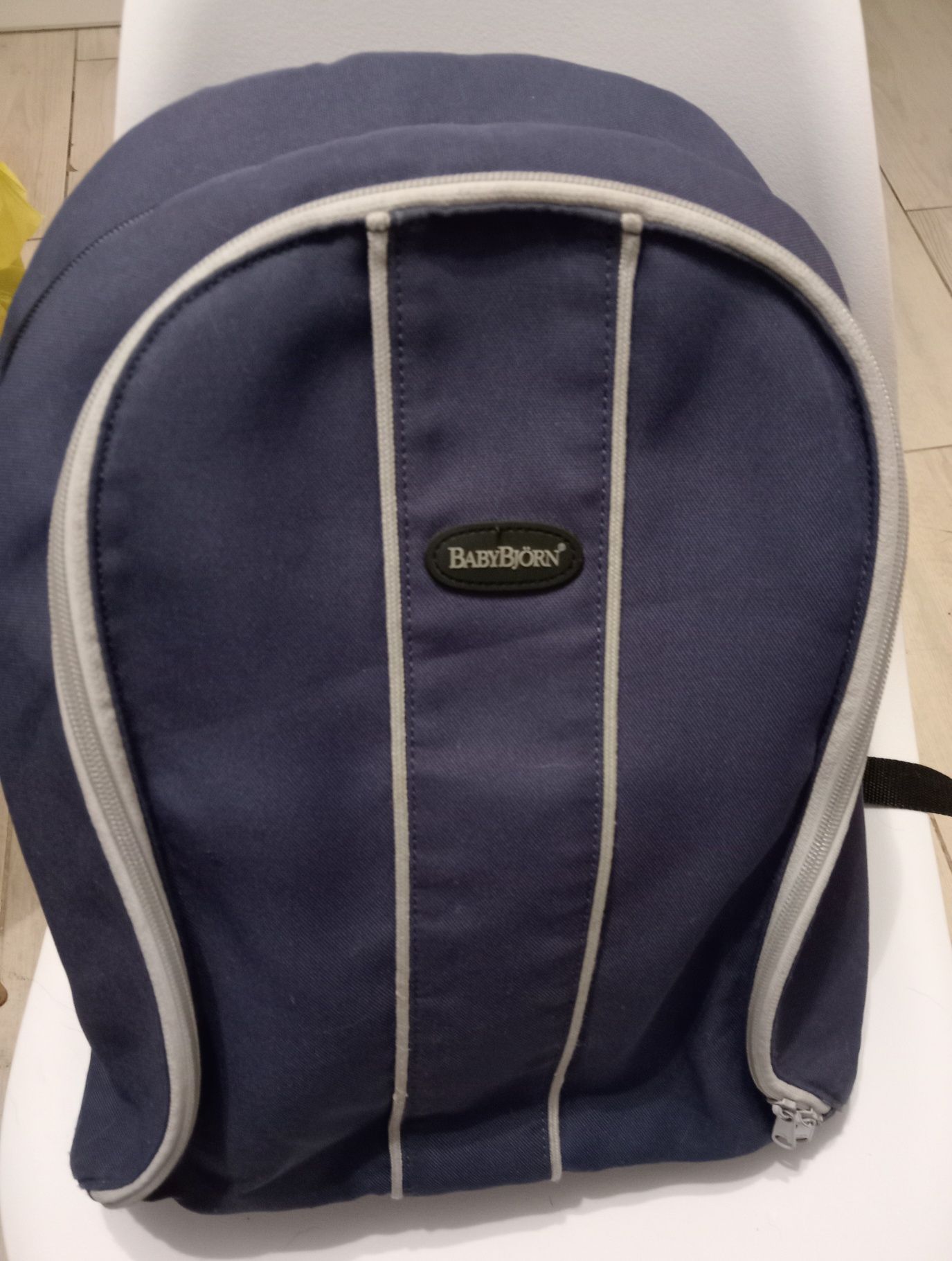 Plecak Szweckiej firmy BabyBjorn idealny dla młodej kobiety.