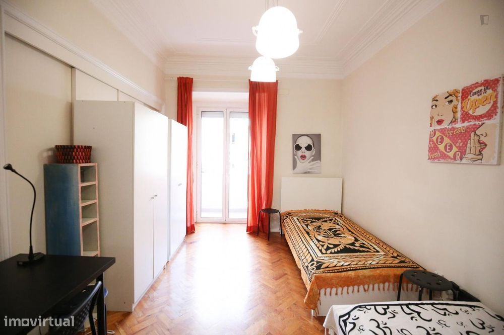 56900 - Quarto com várias camas em apartamento...