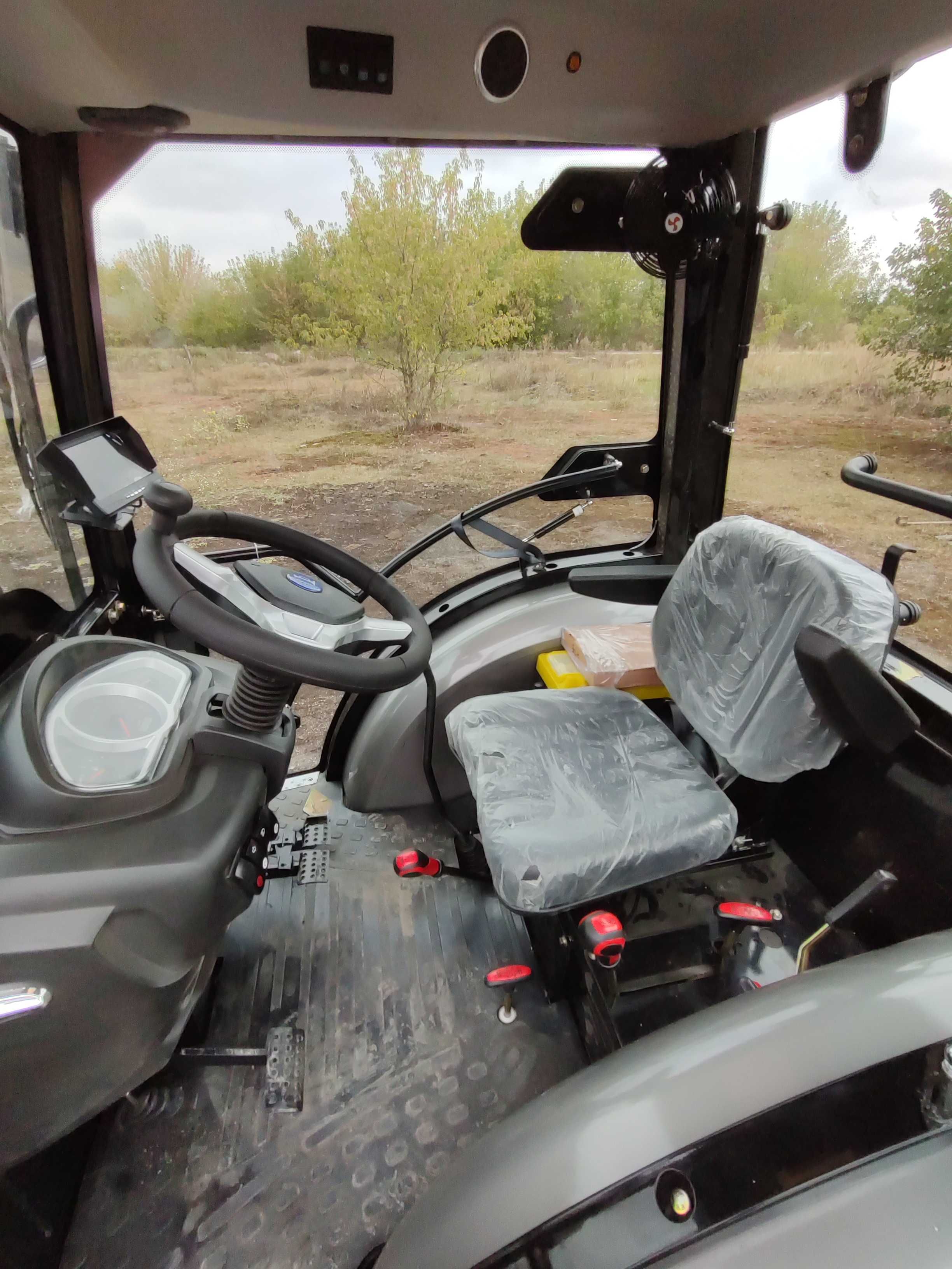 Трактор с кабиной Скаут 404С с ровным полом