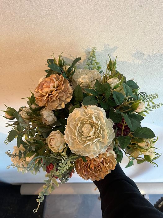 Bukiet ze sztucznych kwiatów na cmentarz