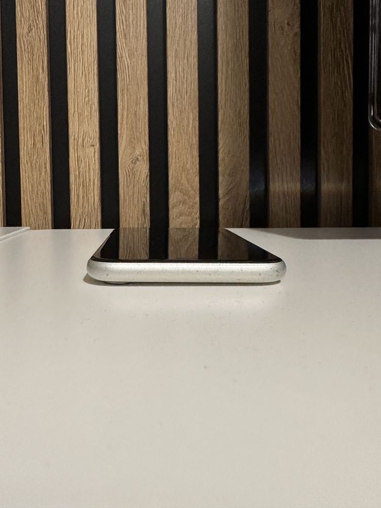 Biały iphone 11.