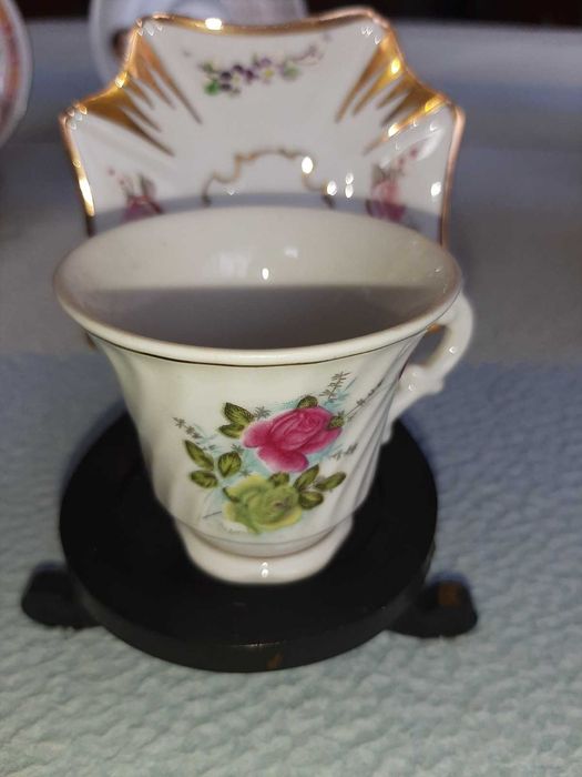 Varias chávenas (10) com pires e suportes