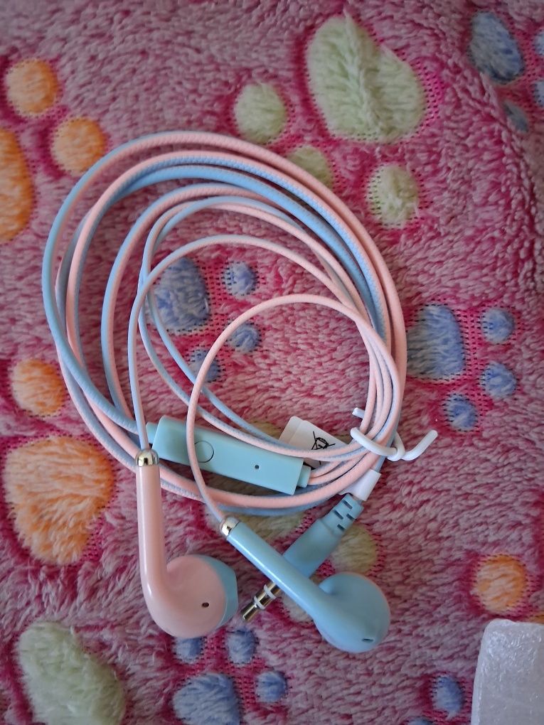 Nowe sluchawki douszne na kabel.