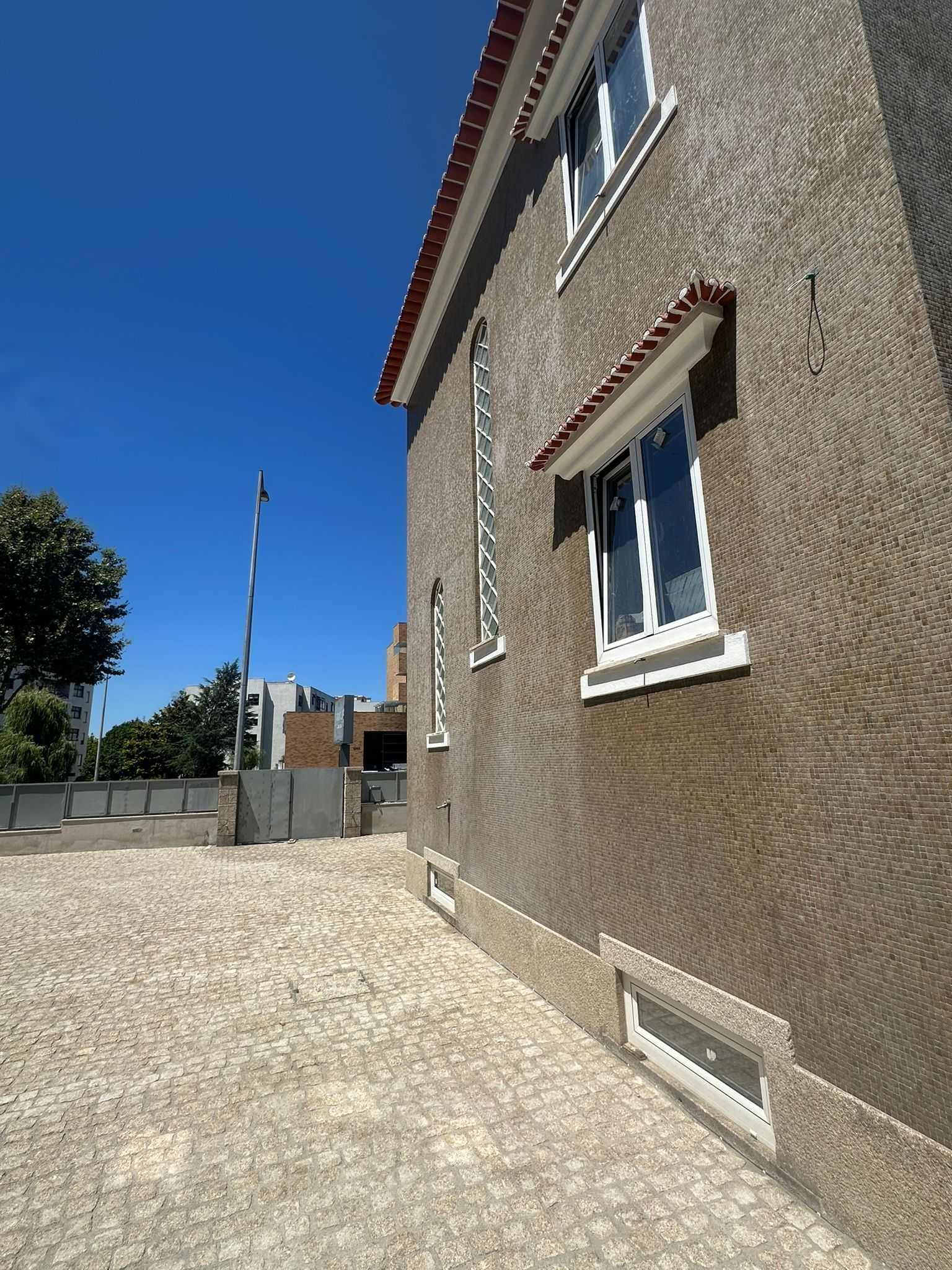 Arrendam-se Quartos Individuais / Duplos