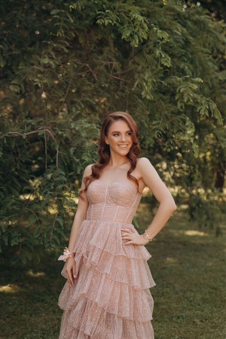 Сукня в пудровому кольорі, розшита паєтками