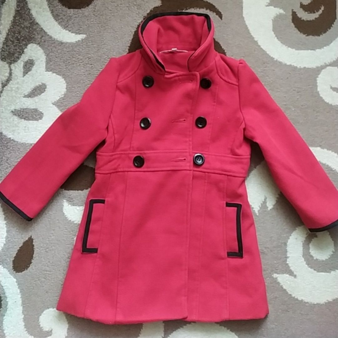 Пальто на дівчинку 4-5 років