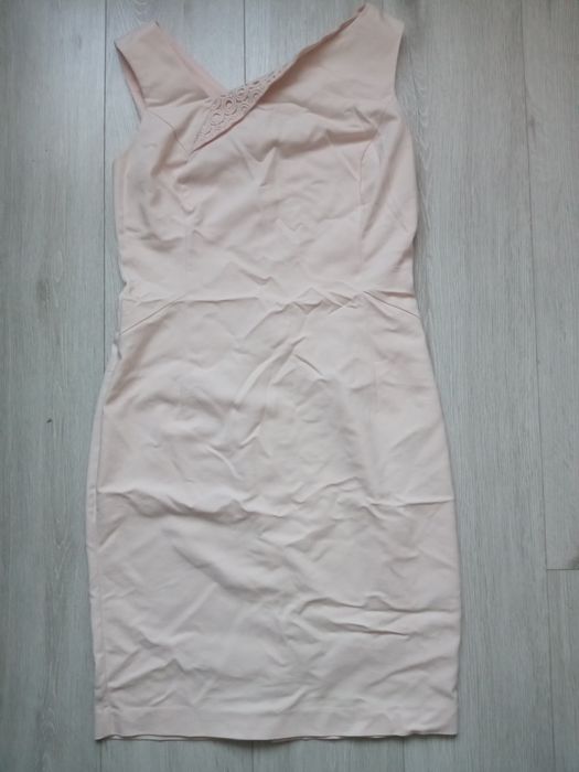 Morelowa sukienka Orsay z asymetrycznym dekoltem