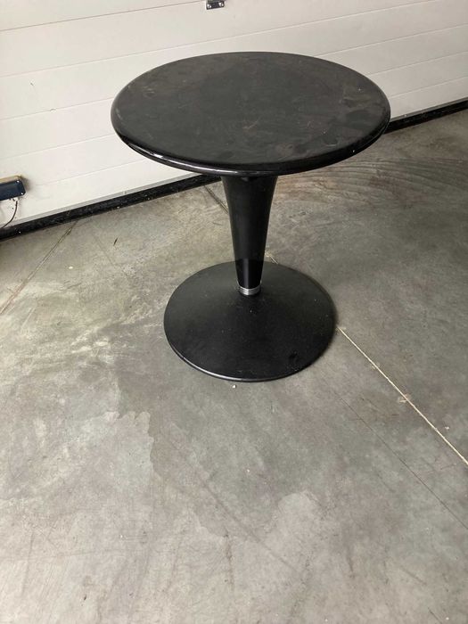 Okrągły stolik lub kwietnik z laminatu