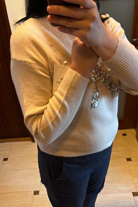 Sweter damski z wiskozą i cekinową kokardą, elegancki