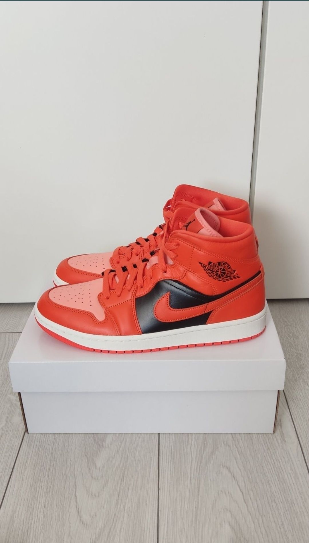 Jordan 1 MID Orange Black 42.5
- orginalne nowe buty
- posiadam dowód