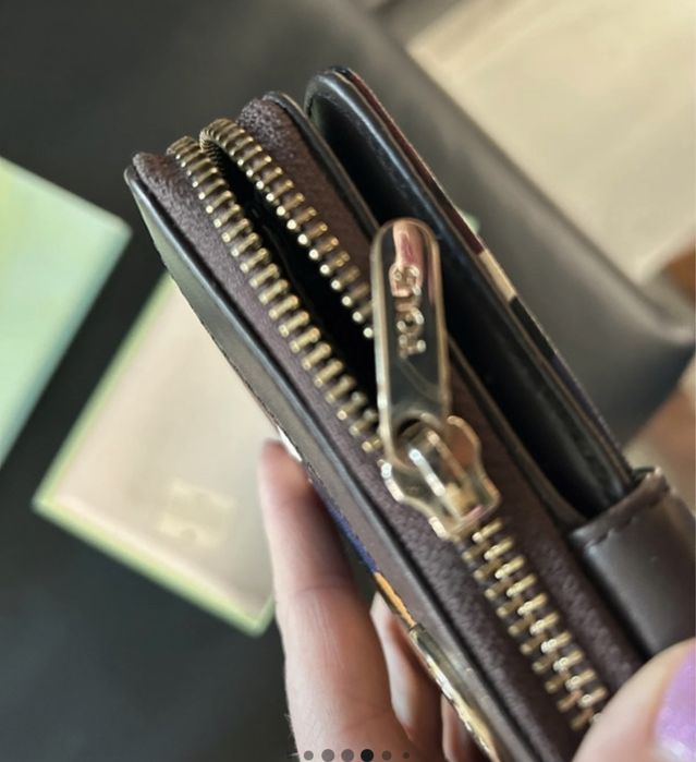 Tous portfel zlote logo pudelko