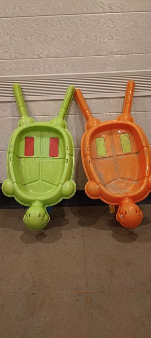 Dwie taczki dla dzieci do ogrodu i piaskownicy