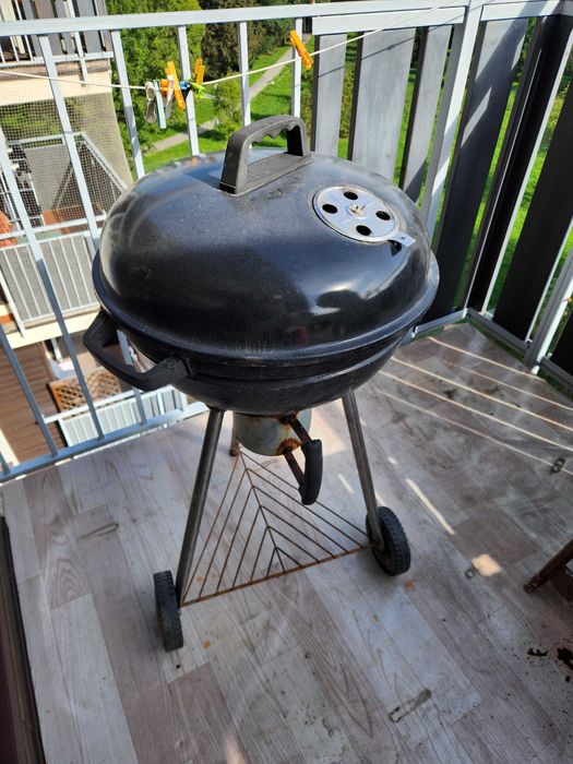 GRILL OKRĄGŁY NA KÓŁKACH ZAMYKANY z pokrywą czarny w sam raz na1 sezon