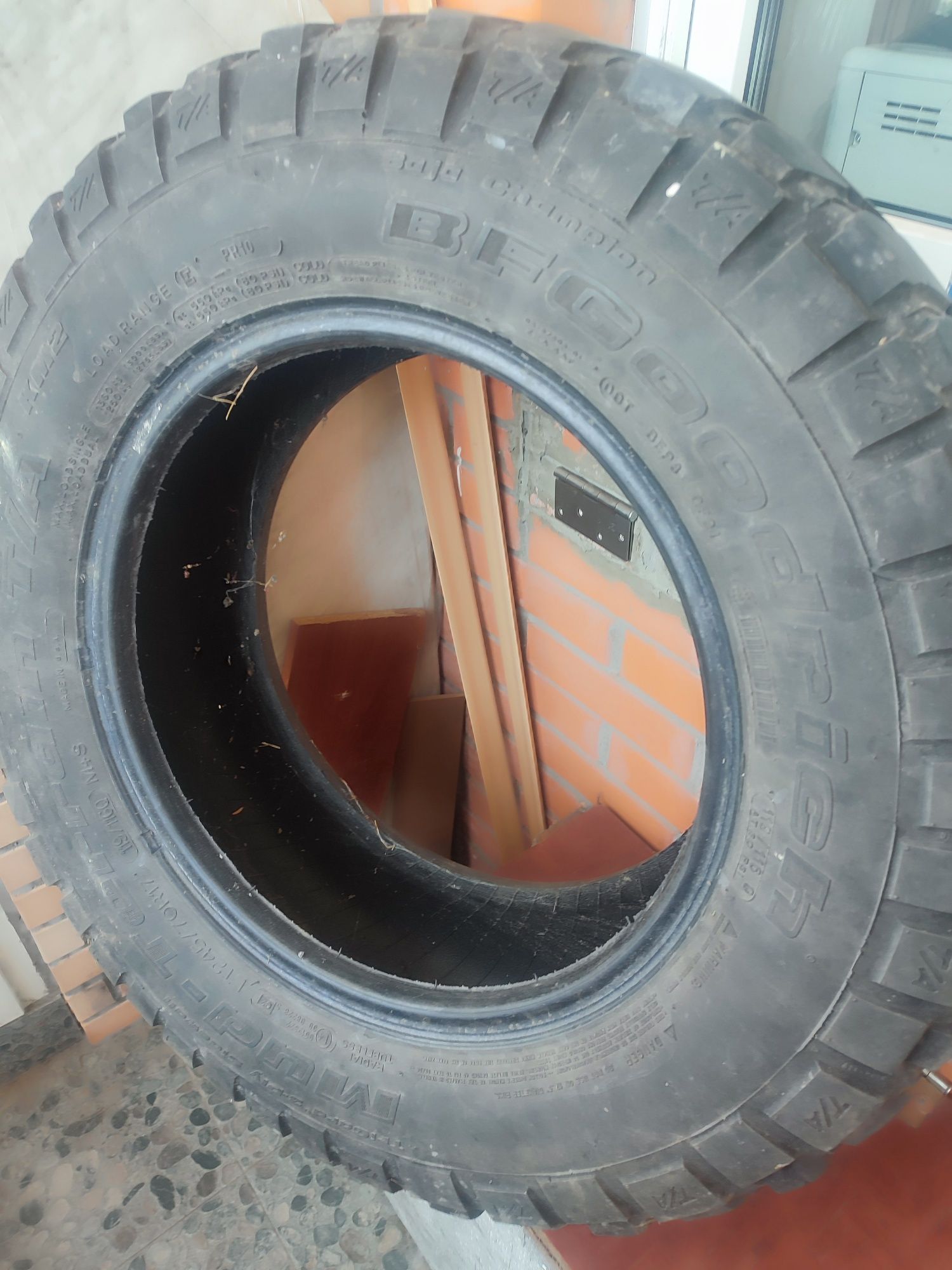 Продам шини 4шт bf Goodrich km2