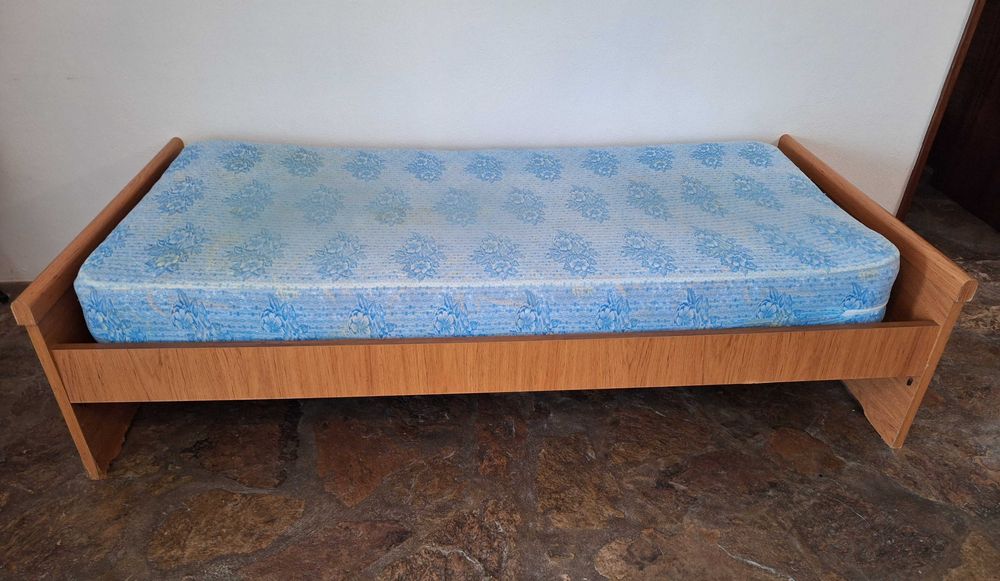 Mobilia de quarto de solteiro.