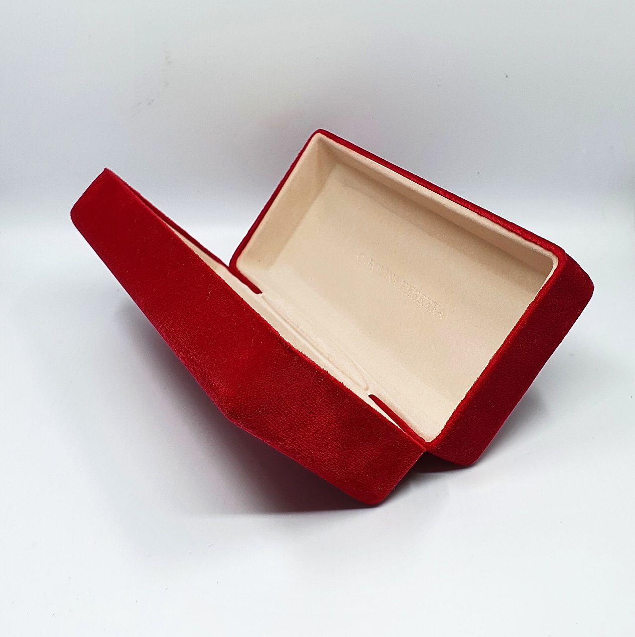 Etui na duże okulary Carolina Herrera.