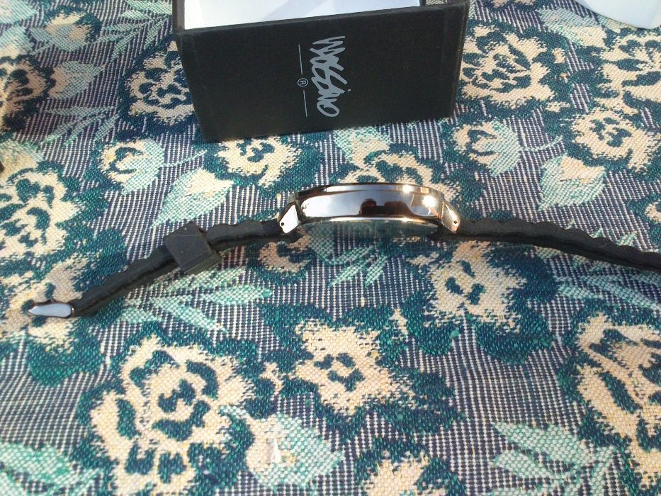 Продам новые наручные мужские часы.