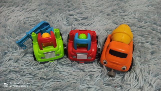 Trzy małe autka napęd