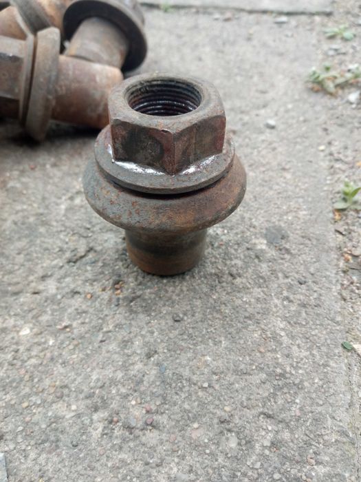 Nakrętka M22x1,5 koła z tulejką do felg alu z dużymi otworami klucz 32