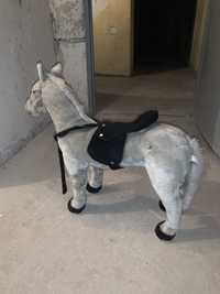 Zwierzak koń stajacy pluszowy dla dzieci do siedzenia