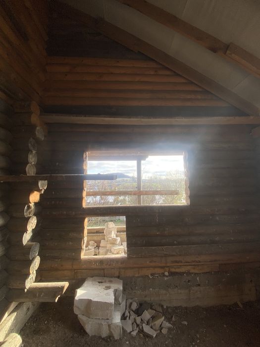 Деревяний будинок із оциліндрованого бруса.