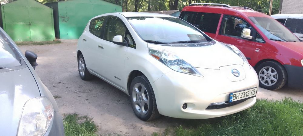 Авто Ниссан Лиф 2012