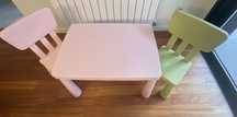 Conjunto de mesa e cadeiras Mammut IKEA.