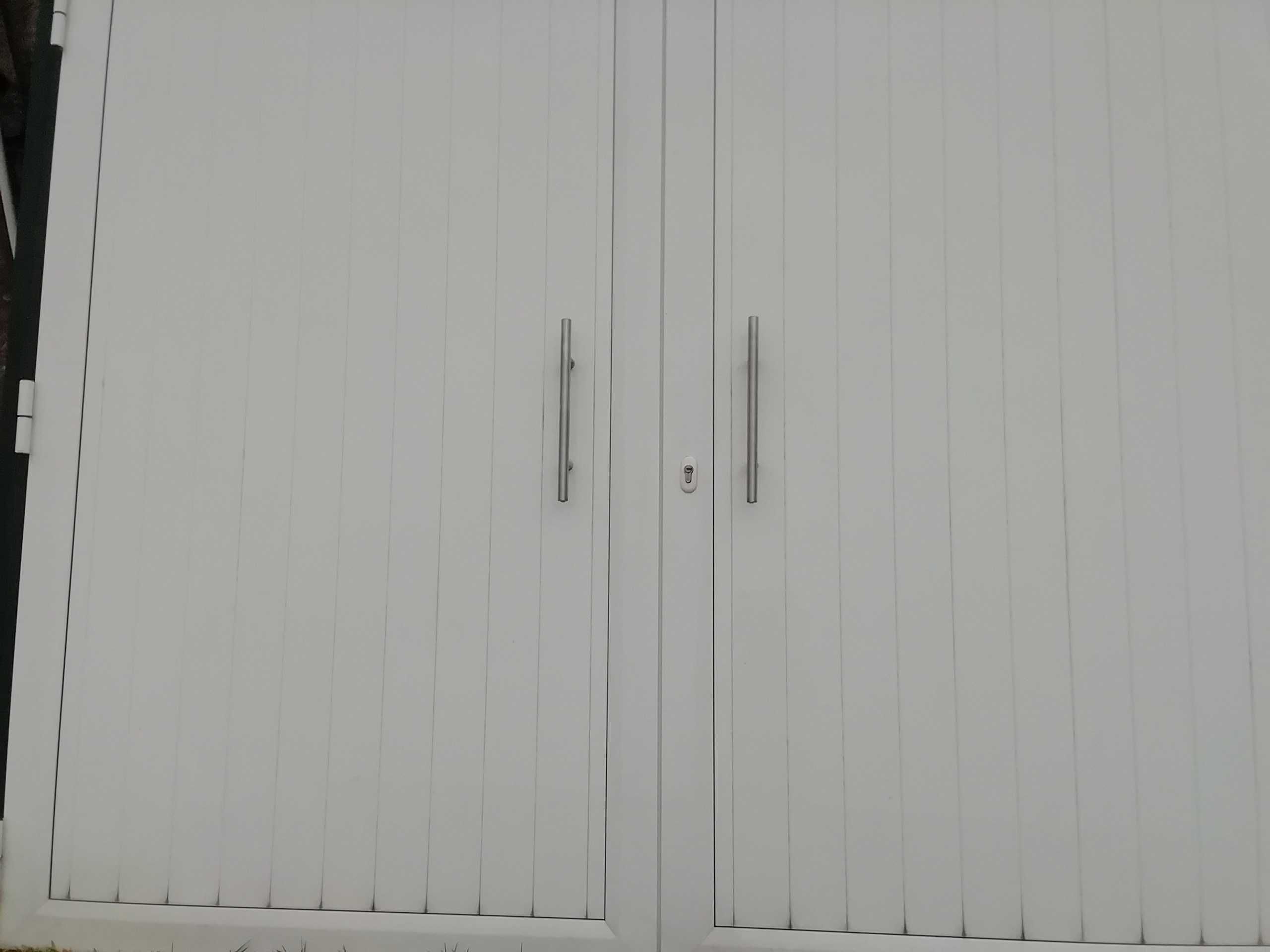 Porta para garagem com isolamento térmico