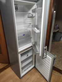 Холодильник Whirlpool ARC5855/1 в гарному стані, все працює.