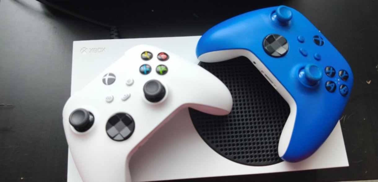 Xbox Series S Dysk 500 GB, Dwa pady (niebieski i biały), okablowanie