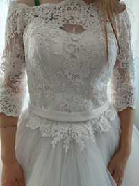 В продажі весільна сукня
