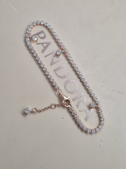 Bransoletka tenisowa złota Pandora.