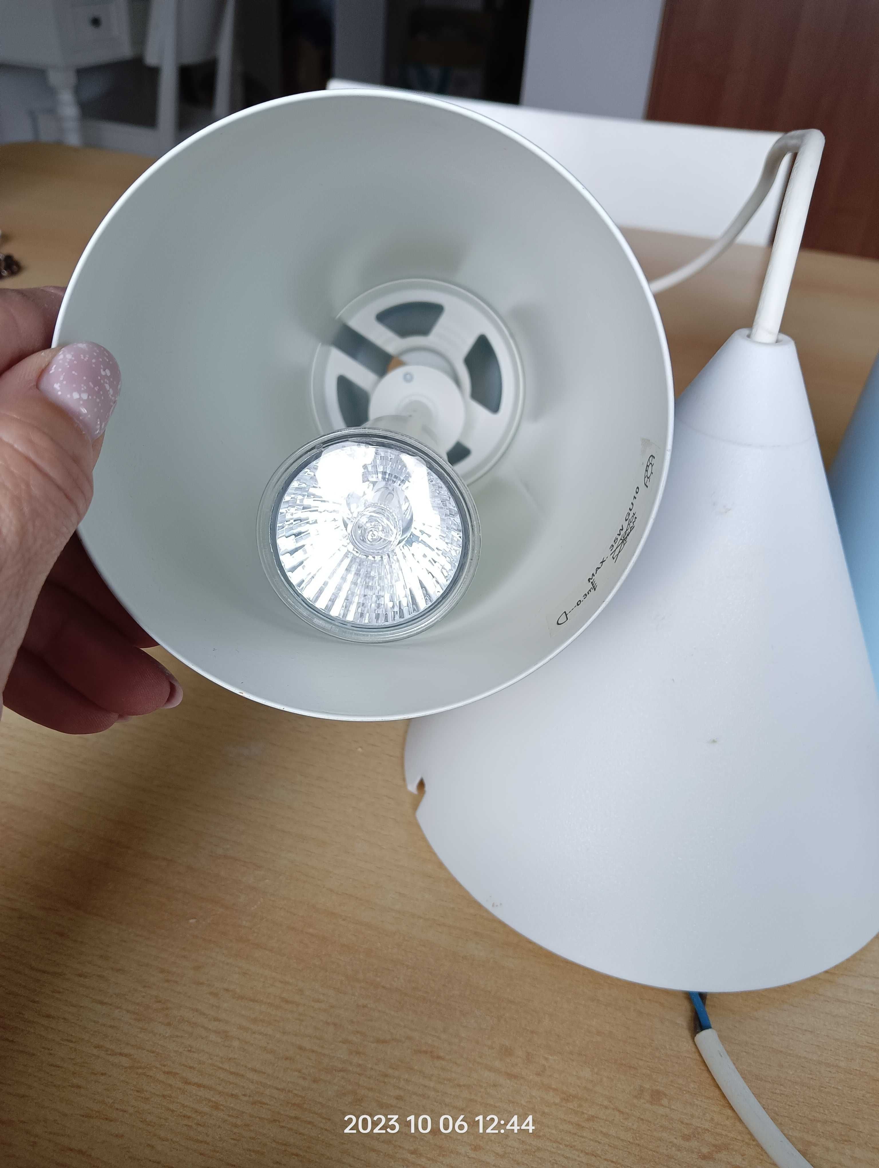 Błękitne lampy wiszące