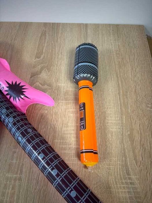 gitara i mikrofon dmuchane na basen