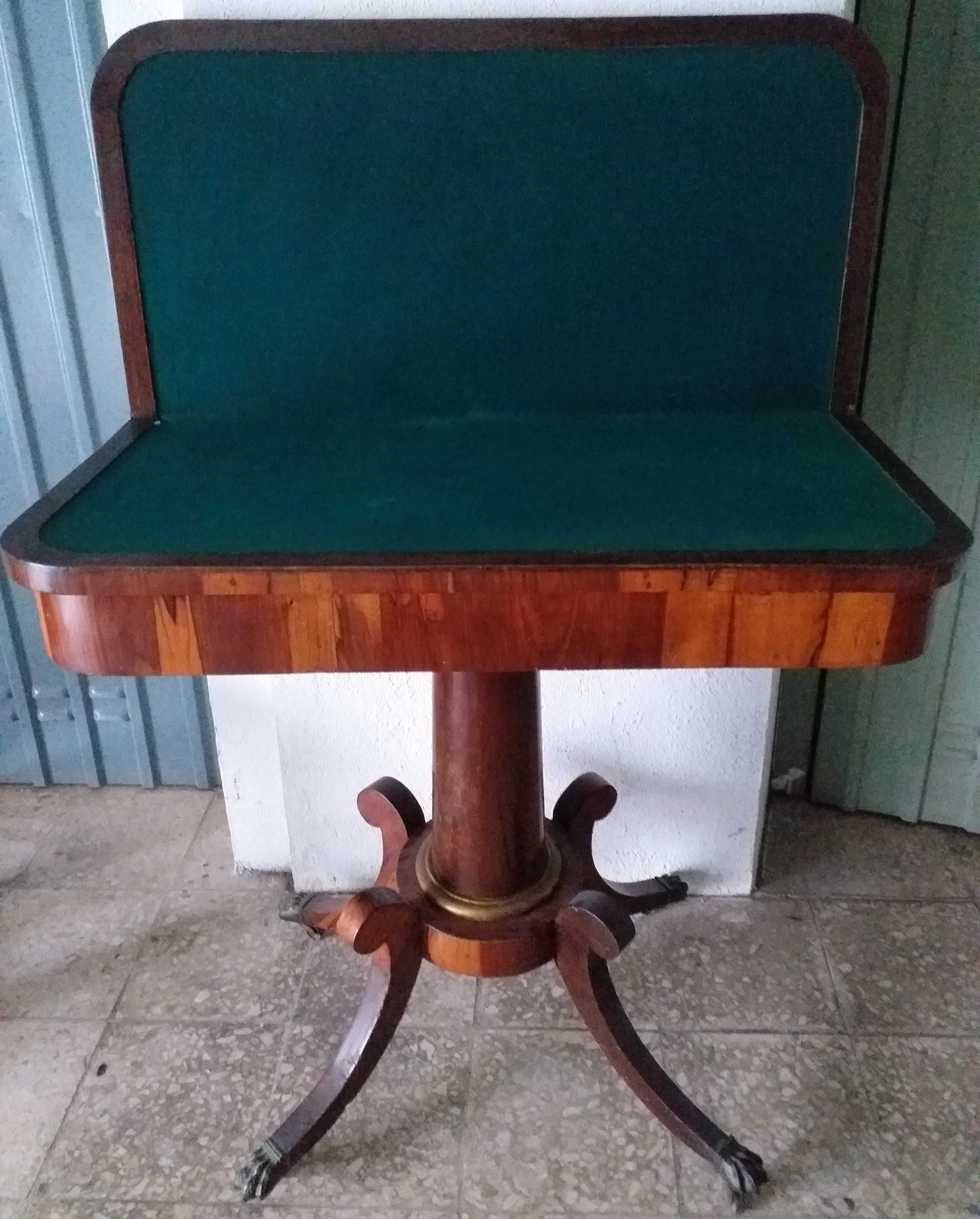 Mesa de jogo pés de leão