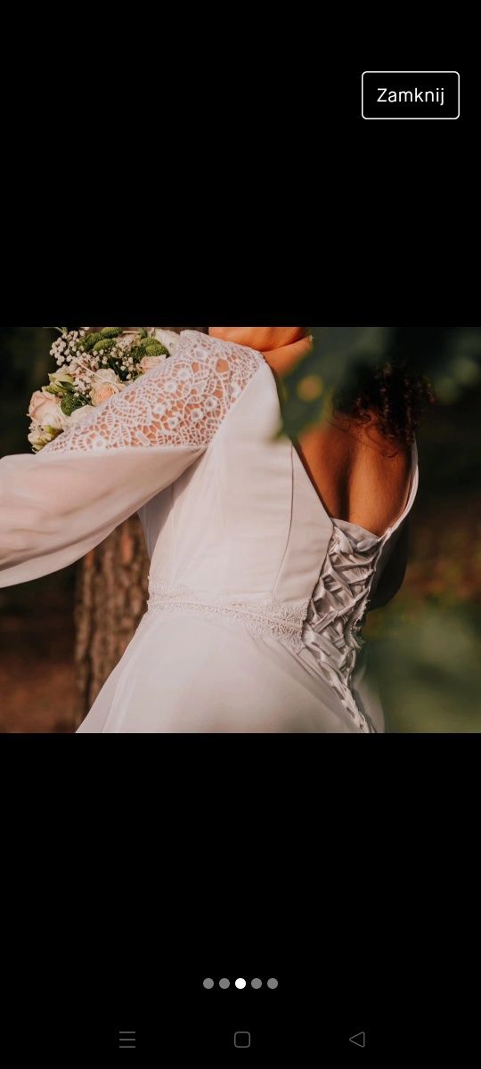 Suknia ślubna z koronkowymi wstawkami