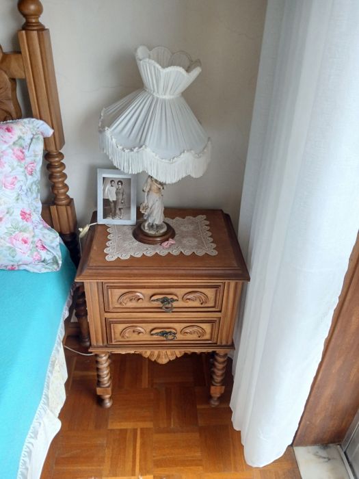 Cama de casal e mesas