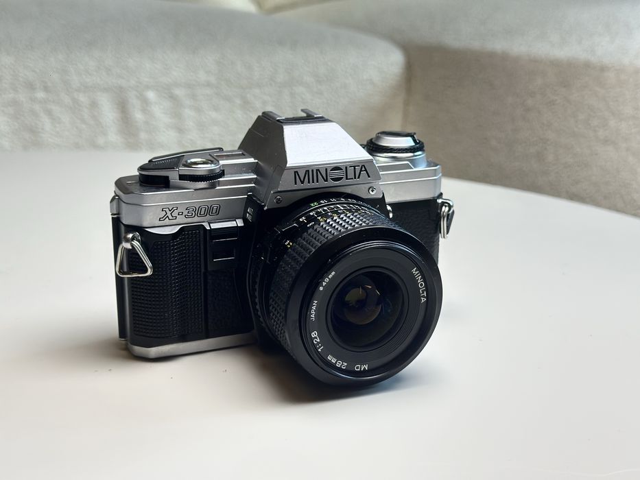 Minolta X-300 28mm f2.8 rokkor aparat analogowy z kolekcji zadbany