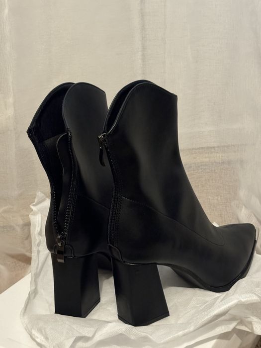 Чоботи чорні на підборах