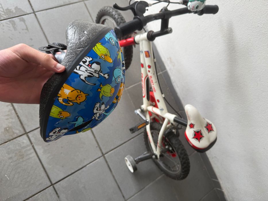 bicicleta de criança e capacete incluído