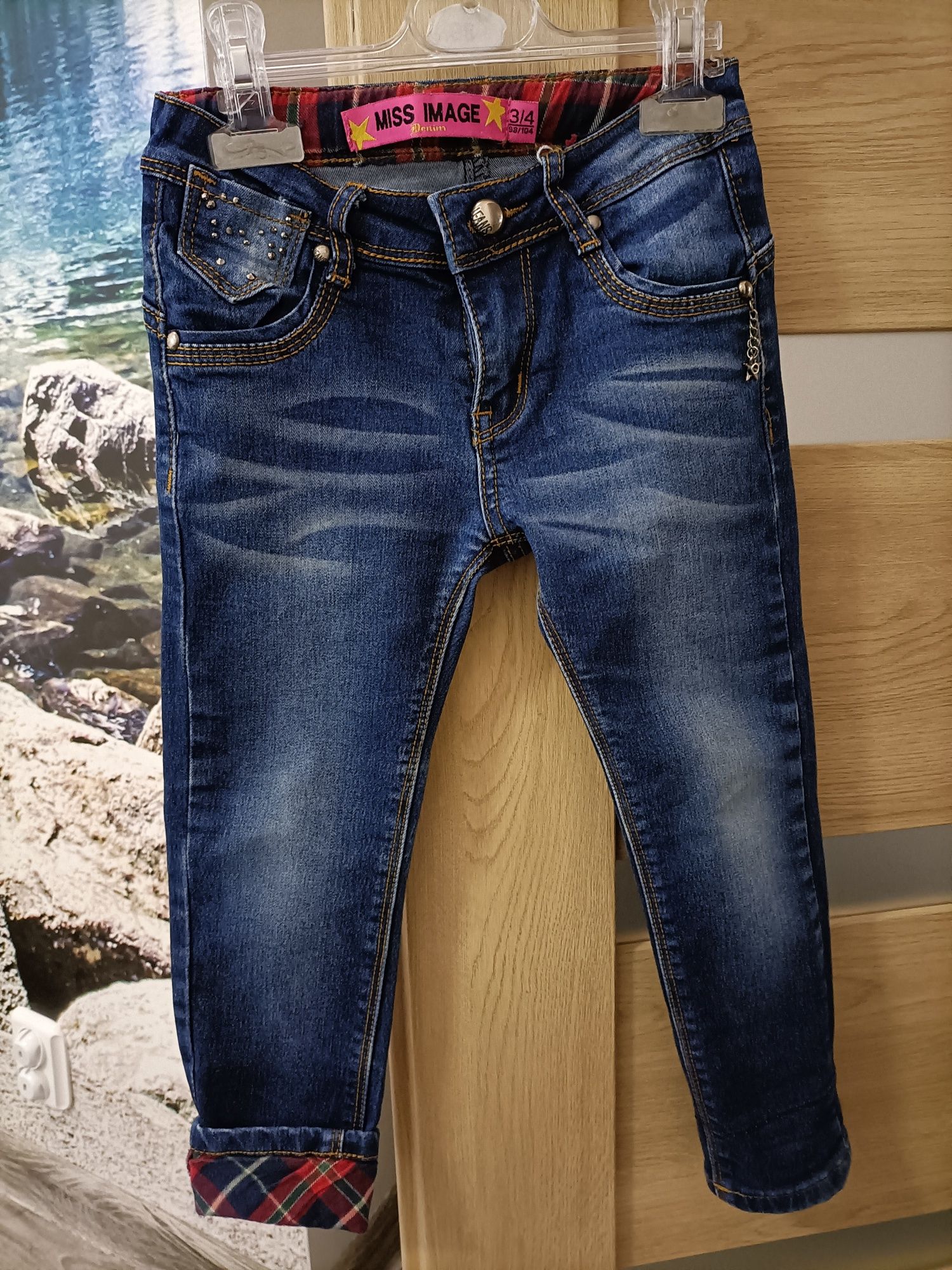 Spodnie jeansowe dla dziewczynki w rozmiarze 98/104