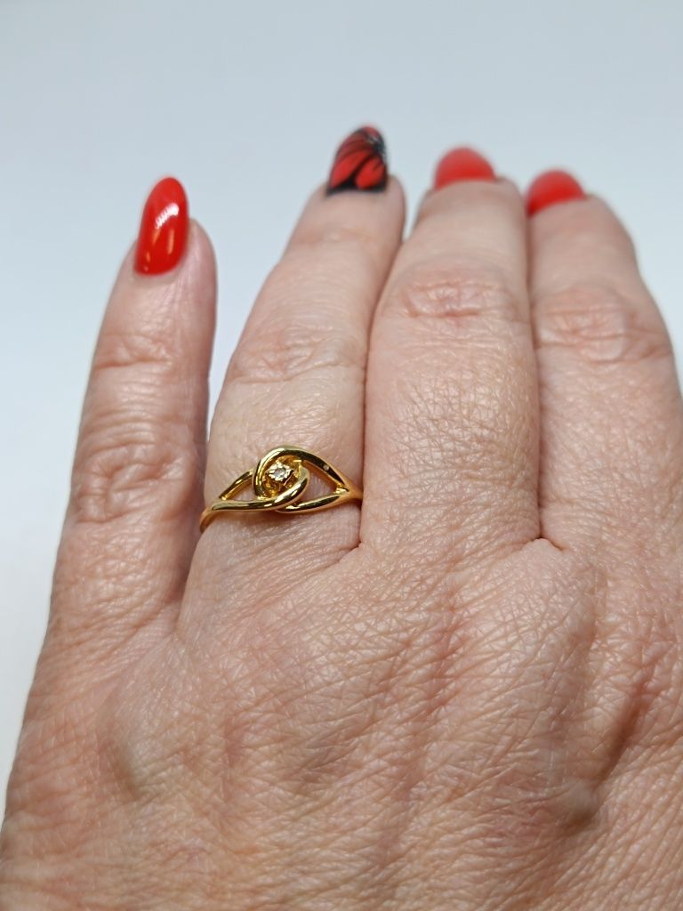 Złoty pierścionek z diamencikiem roz.14, złoto próby 375