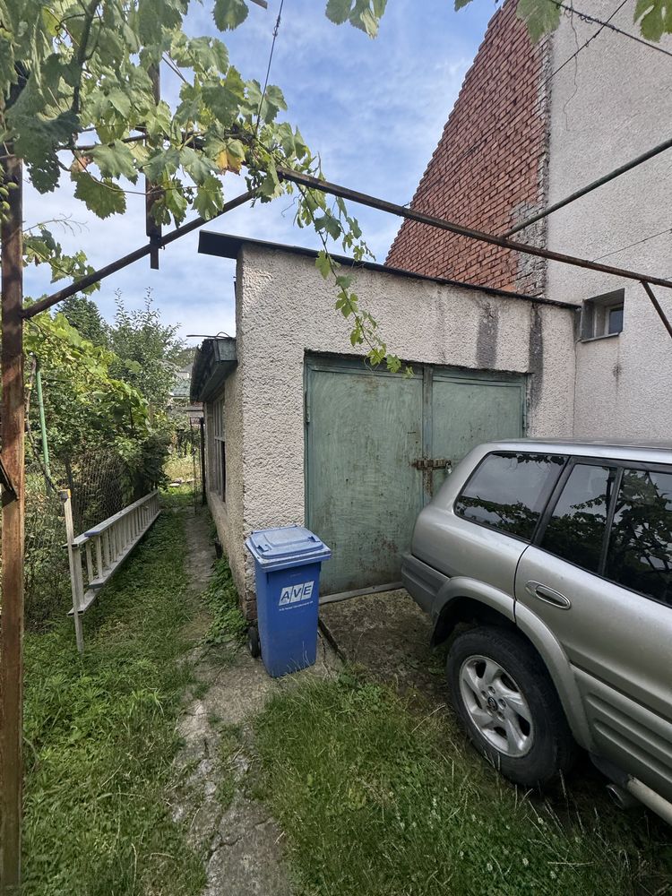 Оренда будинку з ділянкою і гаражем