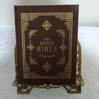 Bíblia em inglês com suporte dourado
