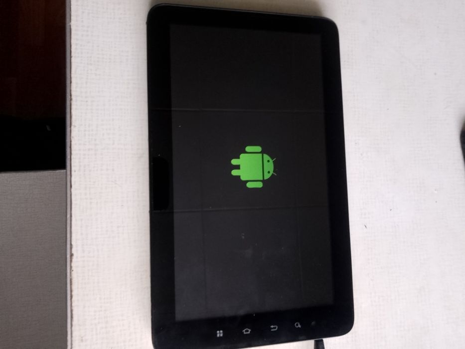 Планшет Андроїд з блоком живлення