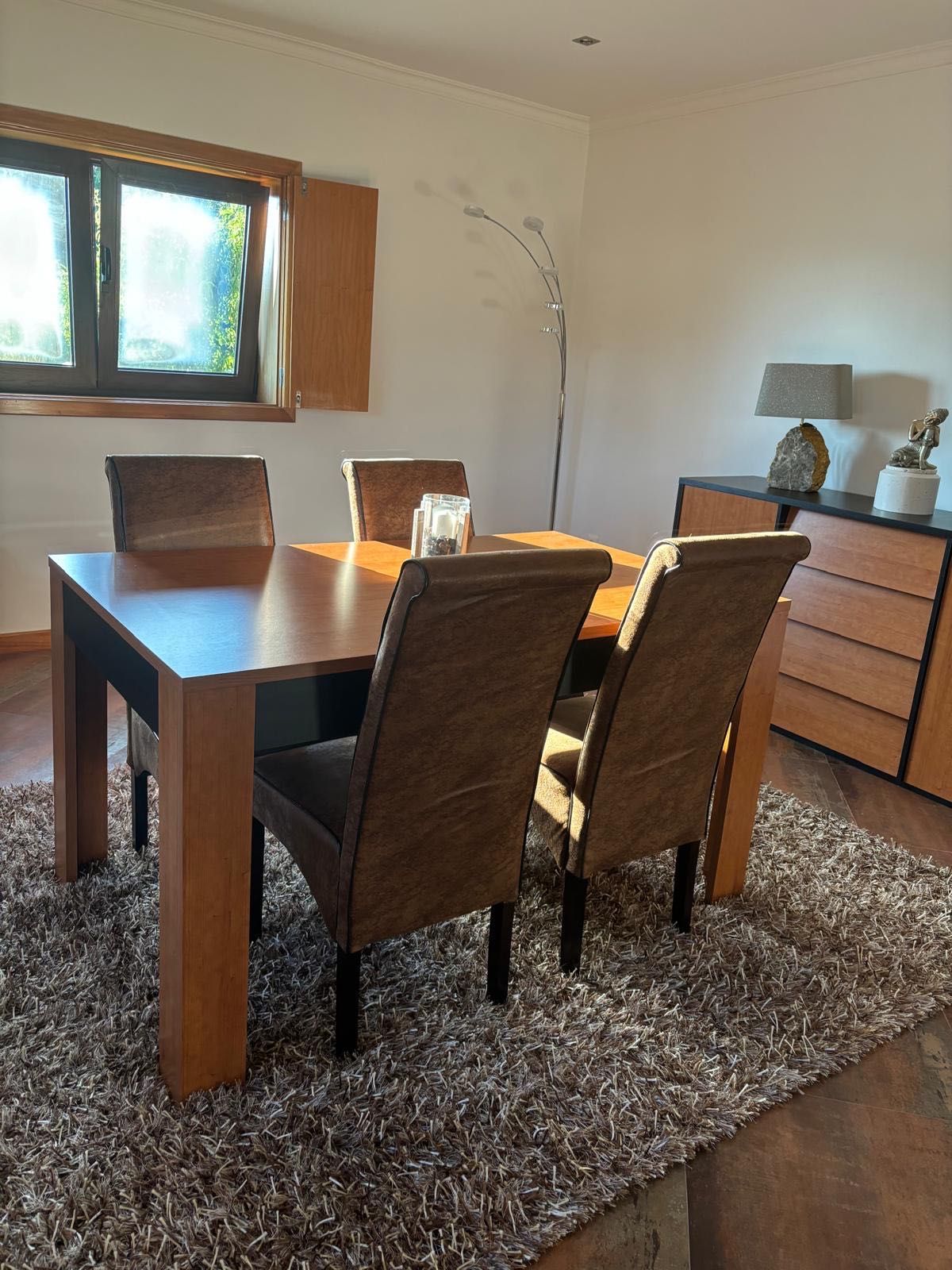 Conjunto Mesa e Cadeiras + Aparador