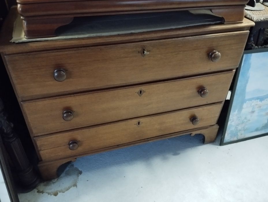 Cómoda antiga em Vinhático